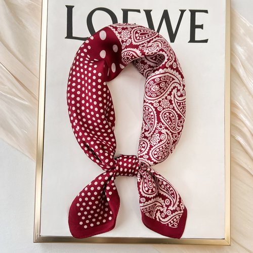 Afbeelding van Elegante Nieuwe Zijden Sjaal voor Dames - Luxe Vierkante Halsdoek met Designer Look, Perfect als Hoofddoek of Portemonnee Accessoire