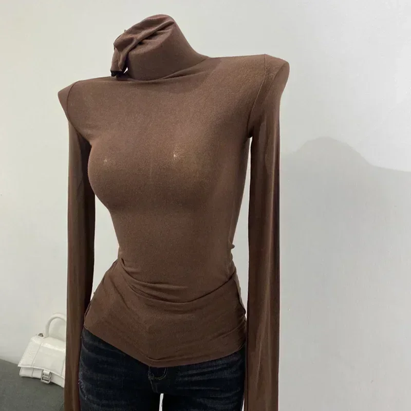 Zdjęcie Elegancka, cienka koszulka damska z długim rękawem w kolorze turtleneck – bawełniana, elastyczna i wygodna bluzka podstawowa do codziennego stylu