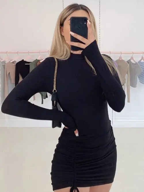 Image de Mini Robe Noire Moulante à Manches Longues - Tenue de Soirée Élégante