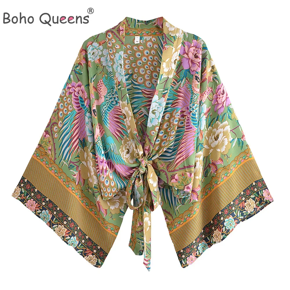 Immagine di Abito Corto Kimono Boho Queens con Stampa Pavone e Motivo Floreale in Rayon – Copricostume da Bagno Donna con Maniche a Pipistrello per Look Bohemian alla Moda
