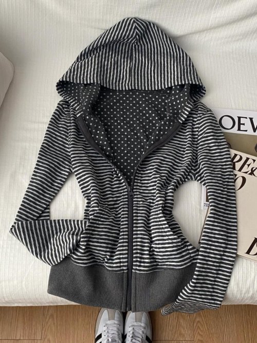 Imagen de Otoño gótico a rayas de manga larga Cardigan mujer moda Vintage cremallera Sudadera con capucha diseño femenino Hepburn sudaderas ajustadas