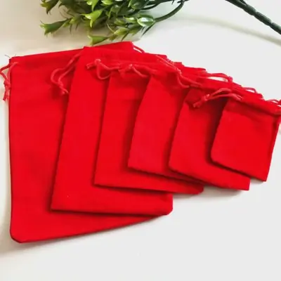Image de Sacs Cadeaux en Velours Rouge - Élégants & Pratiques