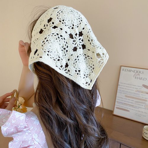 Imagen de Pañuelo Triangular de Encaje para Mujer con Diadema de Flores de Punto Hueco - Accesorio Elegante y Personalizado para el Cabello