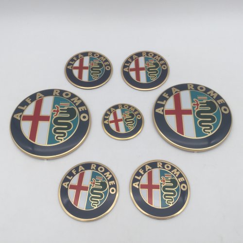 Afbeelding van Stijlvolle Alfa Romeo Auto Embleem Set met Wieldop Caps, Voorkap Badge en Kofferbak Sticker – Premium Styling Accessoires voor Jouw Auto