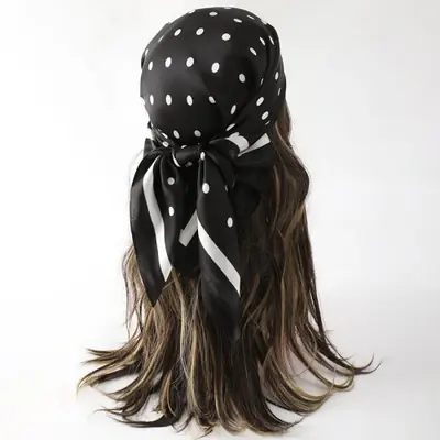 Image de Foulard Bohème Floral en Soie - Style Tropique & Élégant