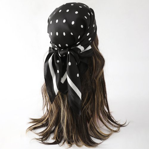 Immagine di Sciarpa Quadrata in Sete di Raso con Stampa Floreale Bohémien – Elegante Bandana Avvolgente per Capelli con Motivo di Fiori e Foglie Tropicali, Ideale come Hijab o Accessorio da Testa per Donne