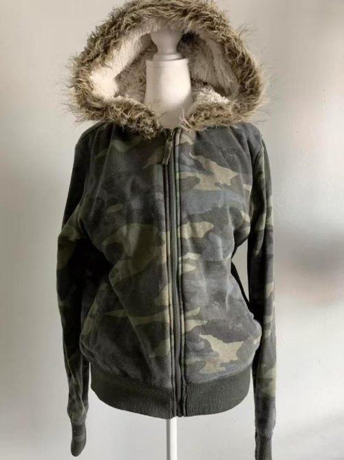 Image de Sweat à Capuche Gothique Y2K Femme - Crâne Grunge & Laine d'Agneau