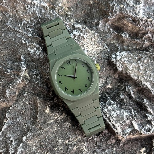 Imagen de Gran oferta en el Medio Oriente, reloj de plástico de alta gama para hombre con números arábigos, reloj de cuarzo simple informal neutral
