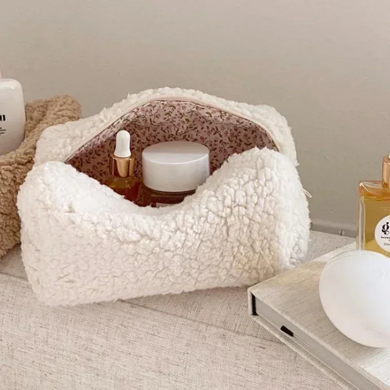 Afbeelding van Kawaii Pluche Cosmetische Tas met Veel Opbergruimte – Leuke Make-up Organizer voor Reizen en Dagelijks Gebruik