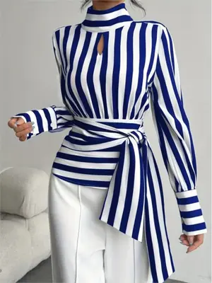 Image de Chemise Rayée Noir & Blanc Col Écharpe - Style Rétro Élégant