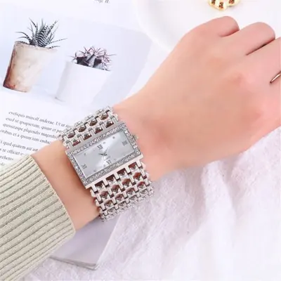 Image de Montre Femme Carrée Dorée avec Diamants - Élégante & Légère