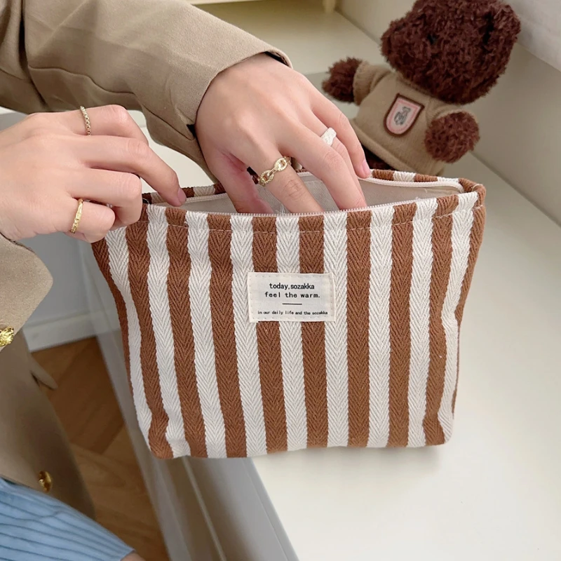 Immagine di Borsa Cosmetica Retro a Righe in Tela per Donne – Pratica Borsa da Viaggio Portatile con Pochette per Trucco e Articoli da Toilette