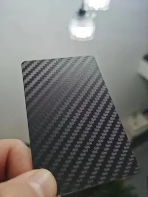 Image de Carte NFC Ultra-Moderne en Fibre de Carbone