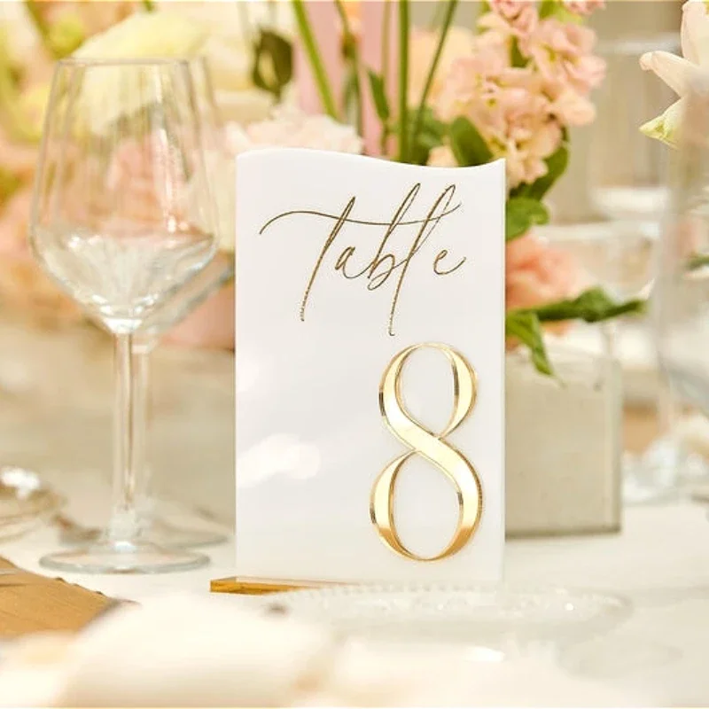 Imagen de Números de Mesa para Boda en Acrílico Blanco con Detalle Espejo Dorado 3D - Elegantes Soportes Decorativos para Recepción de Bodas