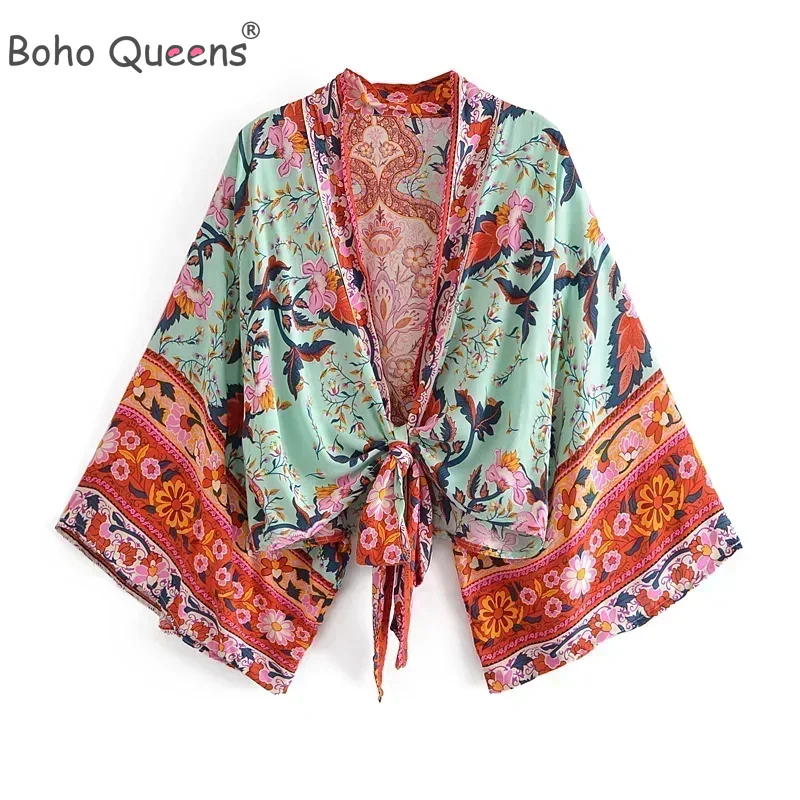 Zdjęcie Kobiety Boho Queens – Elegancki Kimono z Kwiatowym Printem, Dekolt w Serek i Rękawy w Kształcie Skrzydeł Nietoperza – Idealny Cover Up na Plażę