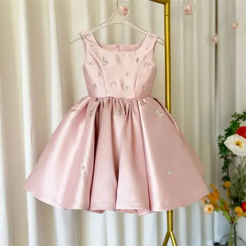 Image de Robe Princesse Enfant - Satin & Perles Élégante