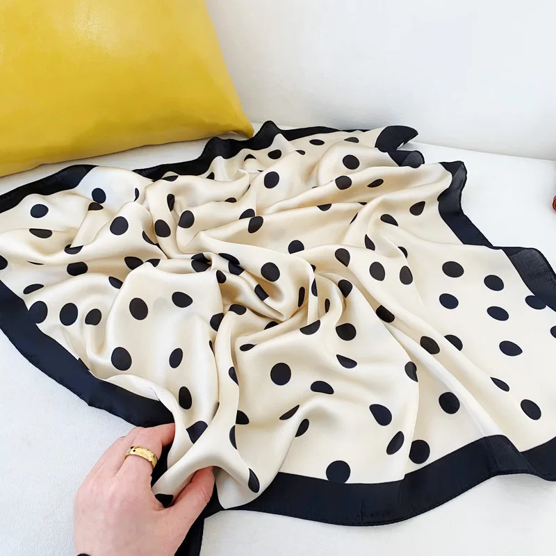 Immagine di Foulard in Raso di Seta con Stampa a Punti – Elegante e Versatile