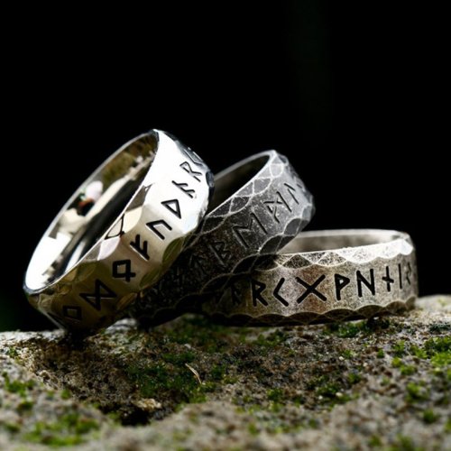 Immagine di Anello Runa Vikinga Retro Nordico in Acciaio Inossidabile 316L con Lettera Odino - Gioiello Simplice per Uomo e Donna, Amuleto Vikingo per Coppie