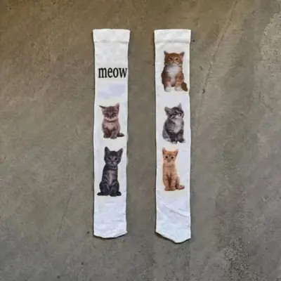 Image de Chaussettes Y2K Blanches à Imprimé Graffiti Punk