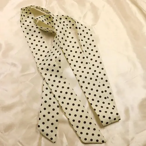 Image de Foulard Soie Élégant pour Femme - Accessoire de Mode Raffiné