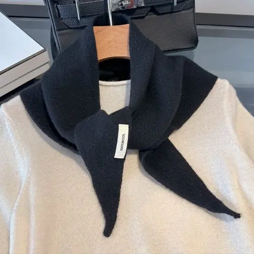 Image de Écharpe Triangulaire en Laine 100% - Foulard Chaud & Multifonctionnel