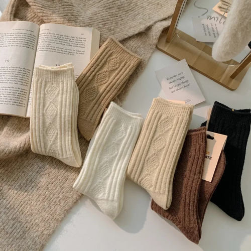 Immagine di Calzini Bianchi in Lana di Cashmere per Donna - Caldi, Termici e Stilosi, Design Harajuku Giapponese Tinta Unità Invernale