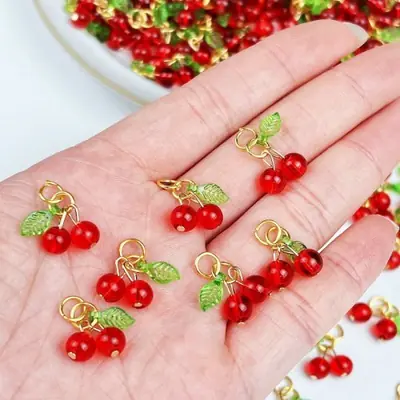 Image de Breloques Cerise Rouge - 10 Pendentifs Fruits Rouges en Verre