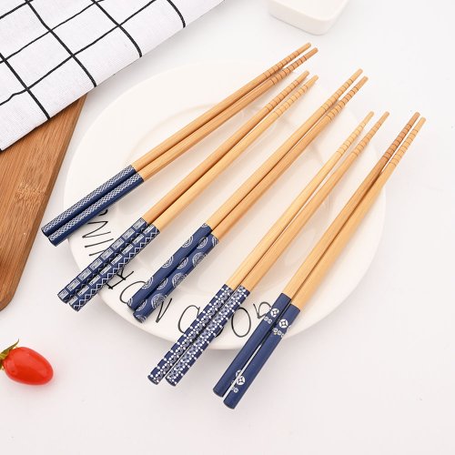 Immagine di Bacchette Riutilizzabili in Legno di Bambù Giapponese Artigianali, Set da 5 Paia con Design Fiori e Gatto, Ideali per Sushi e Cibo Giapponese
