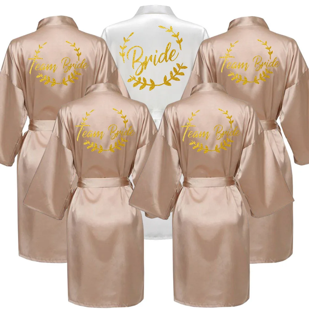 Afbeelding van Satijnen Zijden Gewaad voor Bruiloft, Badjas met Gouden Lettering - Elegante Bruidsjurk en Bruidsmeisjeskleding voor Vrouwen, Nachtkleding en Loungekleding