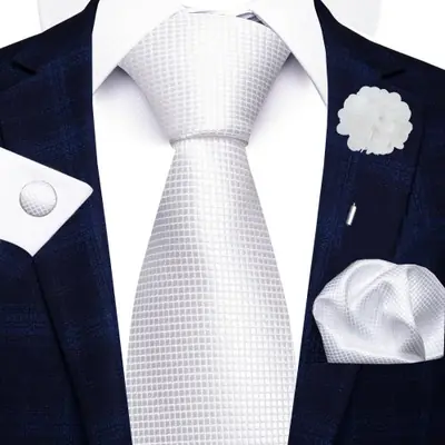 Image de Ensemble Cravate Rouge Rayée - Accessoire de Mariage Élégant