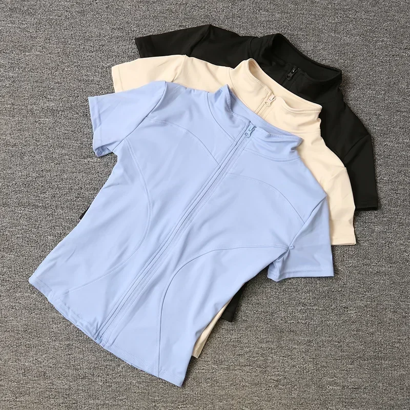 Bild von Hochwertige Damen-Trainingsshirts mit Stehkragen und Vollreißverschluss – Schnelltrocknend, Enganliegend, Kurzarm für Yoga und Fitness im Sommer