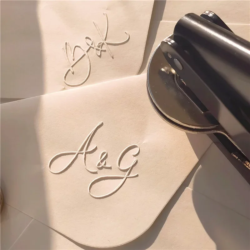 Immagine di Timbro per Goffratura Personalizzato con Monogramma - Regalo di Nozze Ideale