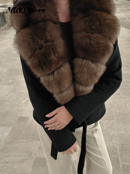 Imagen de Abrigo corto y cálido de piel sintética con diseño elegante para mujer, manga larga, con cordones y solapa, ideal para otoño e invierno 2025