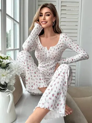 Image de Pyjama Floral Femme - Ensemble Doux et Confortable