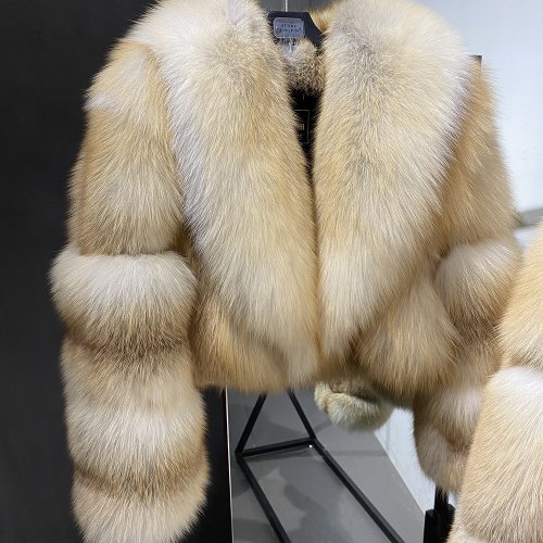 Immagine di Giacca in Vera Pelliccia di Volpe con Colletto Rovesciato: Eleganza Invernale per Donne che Amano lo Stile
