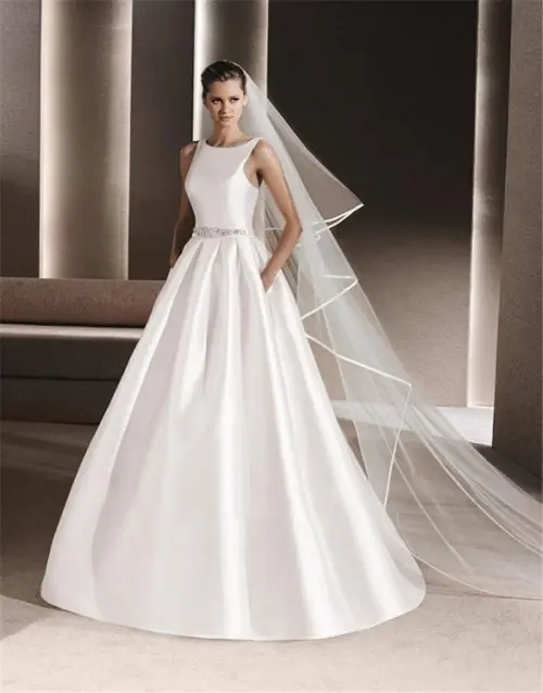Image de Voile de Mariée Long en Satin - Élégance Ivoire
