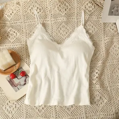 Image de Débardeur Dentelle Y2K - Blanc & Noir Coquet