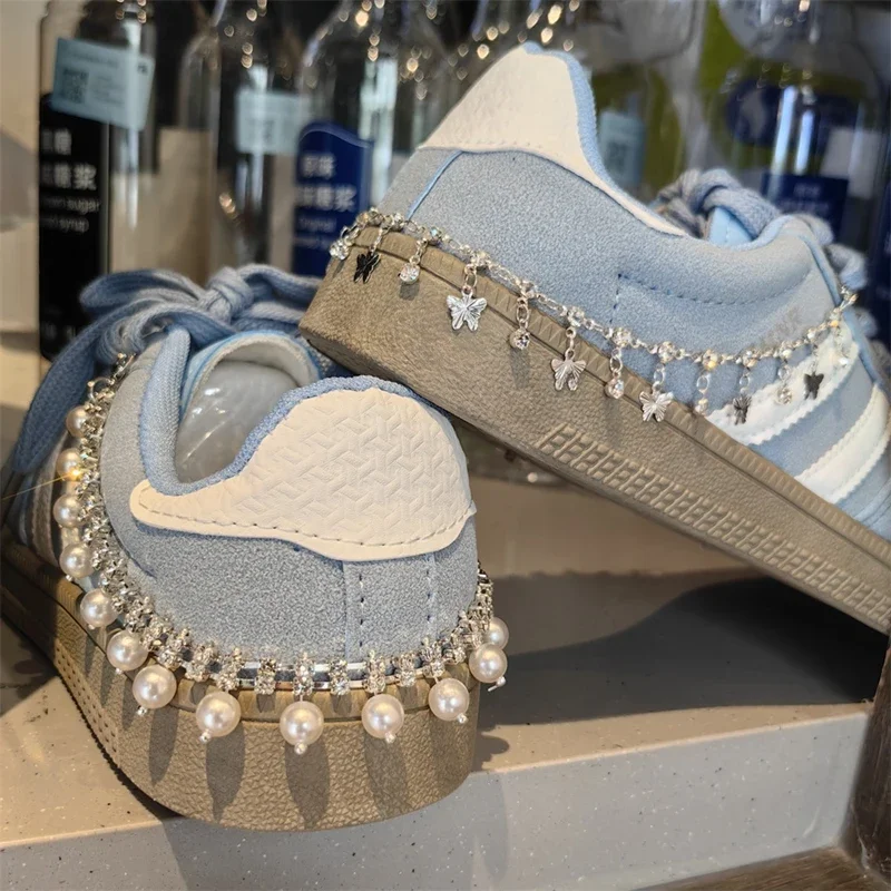 Afbeelding van Elegante Strass Vlinder Boog Schoen Charm met Parel Detail – Mode Accessoire voor Sneakers en Hakken