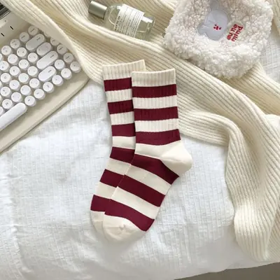 Image de Chaussettes mi-hautes femme cerise rayées, tendance printemps-automne