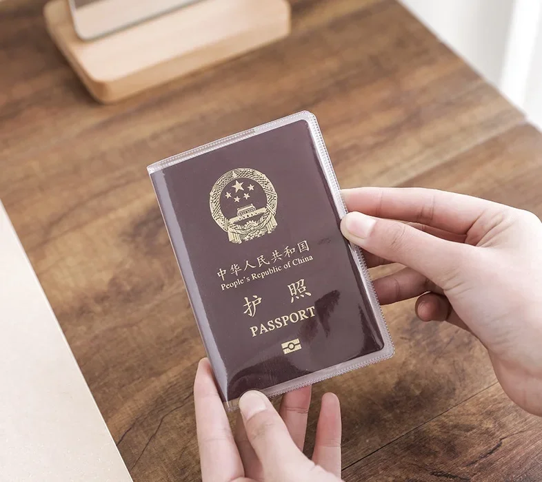 Afbeelding van Transparante Mat PVC Paspoortbeschermhoes - Waterdichte ID- en Creditcardhouder voor Reizen en Dagelijks Gebruik