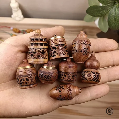 Imagen de Botella Pagoda Hueca Multiusos: Difusor de Fragancia para Coche, Mini Florero y Colgante de Aromaterapia Portátil con Diseño Elegante
