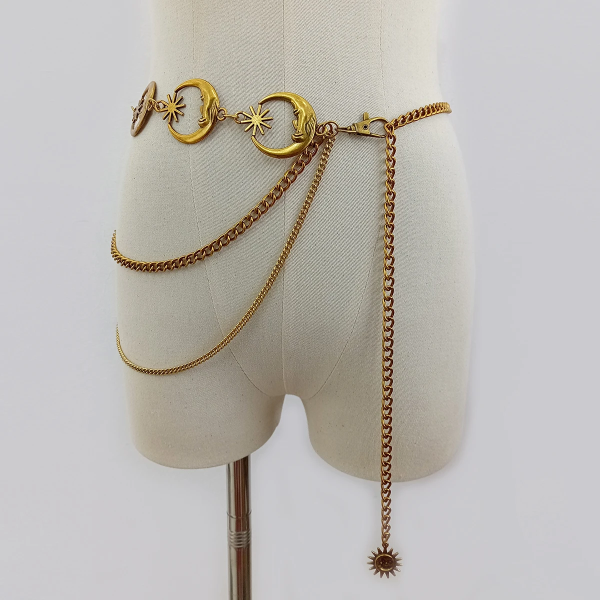 Imagen de Cinturón de cadena de oro Vintage a la moda para mujer, cinturones de diseñador de Metal con Luna gótica para mujer, cintura femenina de alta calidad, vestido gótico con borlas