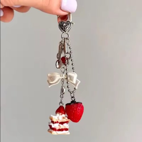 Bild von Niedlicher Erdbeer-Kuchen-Schlüsselanhänger mit Herz-Design – Kreativer Lanyard und Schlüsselring als Geschenk für Frauen
