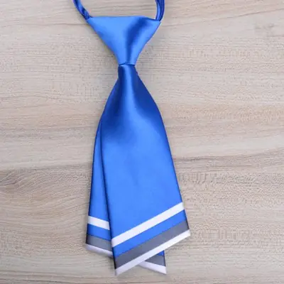 Image de Cravate Femme Professionnelle - Élégance & Style pour le Bureau
