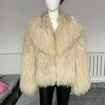 Image de Manteau en Fourrure de Mouton Mongole - Élégant & Chaud