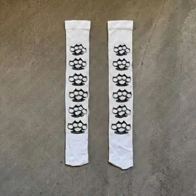 Image de Chaussettes Y2K Blanches à Imprimé Graffiti Punk