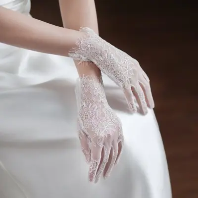Image de Gants Dentelle Blanche Longs - Élégance & Style