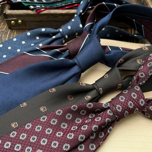 Immagine di Cravatta Uomo in Seta Marrone Navy - Elegante e Moderna