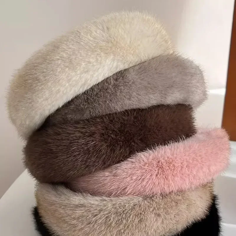 Afbeelding van Zachte Pluche Winter Haarbanden voor Vrouwen en Meisjes – Gewatteerde Nepbont Hoofdbanden met Pluizige Haarhoepels, Warme en Comfortabele Hoofdtooi voor de Koudste Dagen