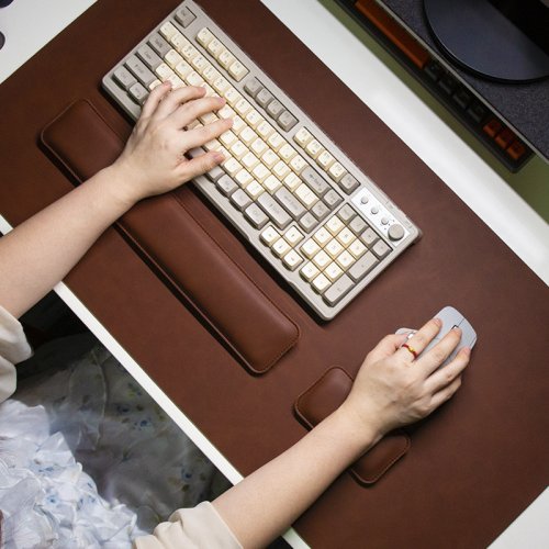 Immagine di Tappetino da Scrivania Grande in PU Impermeabile con Protezione per il Polso – Set Completo di 3 Pezzi Antiscivolo per Mouse, Tastiera e Laptop